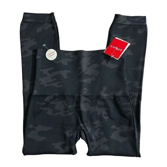 Spanx Look at Me Now Seamless Leggings Cropped
Black Camo size small new - Picture 5 of 15